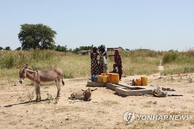 우물물 긷는 차드 주민들 (은자메나<차드>=연합뉴스) 김동규 기자 = 지구상에서 가장 가난한 나라로 꼽히는 '아프리카의 죽은 심장' 차드. 국토 대부분이 사막이어서 자연환경이 척박한 차드는 1920년부터 40년간 프랑스의 식민지배를 받고 1960년 독립된 이후에는 30여년 간 내전에 시달리는 등 고단한 역사를 가진 나라다. 차드의 한 시골마을에서 주민들이 펌프로 우물물을 긷고 있다. 2015.10.17 dkkim@yna.co.kr