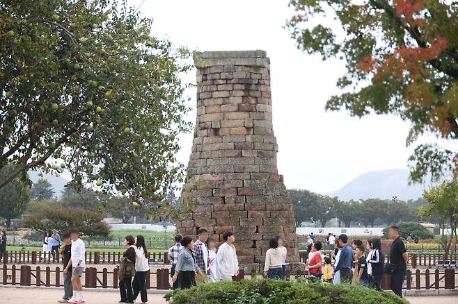 가을 앞둔 경주 첨성대  (경주=연합뉴스) 박세진 기자 = 추석 연휴 닷새째인 7일 경북 경주를 찾은 관광객들이 첨성대를 관람하고 있다. 2025.10.7 psjpsj@yna.co.kr