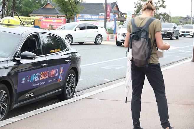 경주 택시에도 'APEC'  (경주=연합뉴스) 박세진 기자 = 추석 연휴 닷새째인 7일 경북 경주 교동에서 관광객을 태운 택시에 APEC 홍보물이 부착돼 있다. 2025.10.7 psjpsj@yna.co.kr