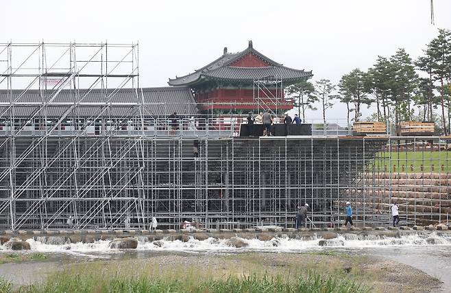 한복패션쇼 열릴 월정교 수상 특설무대 (경주=연합뉴스) 박세진 기자 = 추석 연휴 닷새째인 7일 경북 경주 월성교 앞에서 수상 특설무대 공사가 진행되고 있다. 이곳에서는 오는 29일 APEC 행사 기념 한복패션쇼가 열린다. 2025.10.7 psjpsj@yna.co.kr