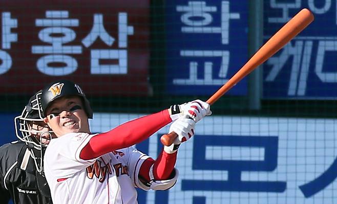 2012년 한국시리즈 3차전에서 삼성 상대로 홈런 치는 박진만 [연합뉴스 자료사진]