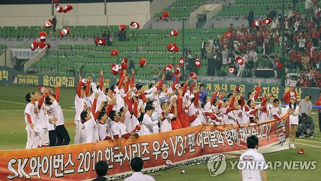 <2010 KS> SK V3 (대구=연합뉴스) 이정훈 기자 = 19일 대구 시민운동장에서 열린 프로야구 한국시리즈 4차전 삼성-SK 경기에서 SK가 4-2로 승리하며 우승했다. SK 김성근 감독과 선수들이 시상식 후 기념 촬영을 하고 있다. 2010.10.19 uwg806@yna.co.kr