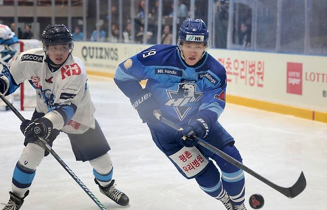 아시아리그 최초로 400어시스트를 달성한 HL 안양 김상욱(오른쪽) [HL 안양 제공. 재판매 및 DB 금지]