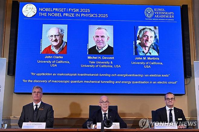 노벨물리학상에 '새로운 규모의 양자역학 연구' 3인 (서울=연합뉴스) 임화섭 기자 = 2025년 노벨물리학상은 '새로운 규모에서 양자역학을 연구'한 공로로 존 클라크, 미셸 데보레, 존 마티니스 등 3인에게 돌아갔다. 2025.10.7
[AP=연합뉴스.  재판매 및 DB 금지] photo@yna.co.kr