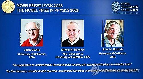2025 노벨물리학상 수상자들 왼쪽부터 존 클라크(영국) UC 버클리 교수, 미셸 드보레(프랑스) 예일대 교수, 존 마티니스(미국) UC 샌타바버라 교수 [AFP=연합뉴스. 재판매 및 DB 금지]