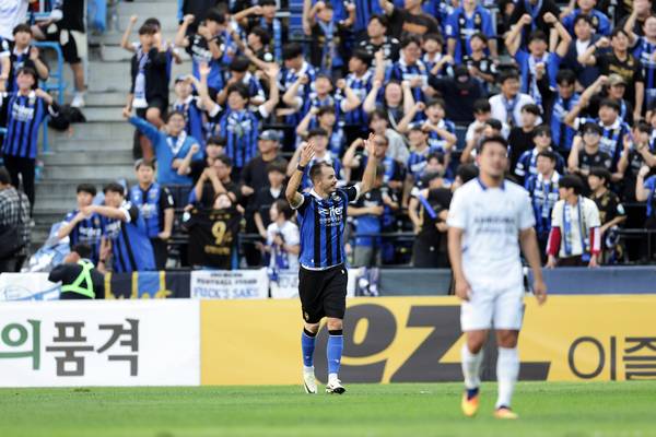 인천유나이티드 무고사가 8일 인천축구전용경기장에서 열린 하나은행 K리그2 2025 33라운드 경기에서 선제골을 넣고 팬들과 기뻐하고 있다./한국프로축구연맹 제공