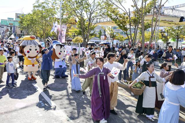 2025년 군산시간여행축제가 오는 10월 9일부터 12일까지 옛 시청광장 및 근대역사박물관 특설무대 일원에서 화려하게 펼쳐진다./사진제공=군산시