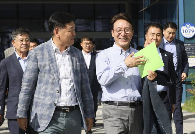 김민석 국무총리가 8일 김제시 백구면 전북 김제 스마트팜 혁신밸리를 찾아 김관영 도지사와 청년 농업인의 창업 현장을 둘러보고 현장 목소리를 청취했다./사진=전북도 제공