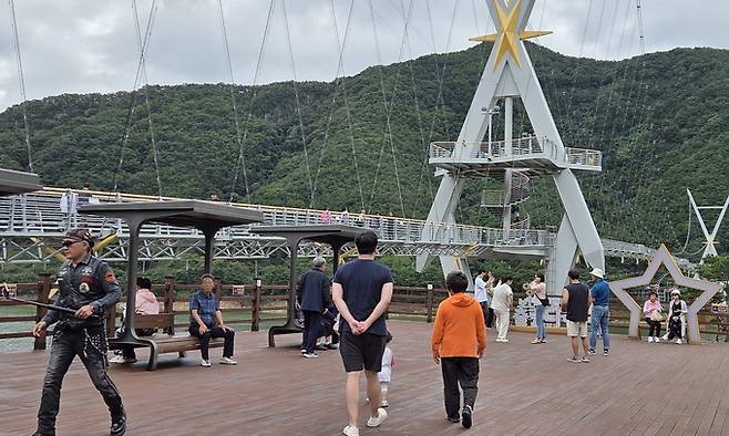▲ 8일 보현산댐 출렁다리에 많은 방문객들이 기념촬영을 하며 추석 연휴를 즐기고 있다. 권오석 기자