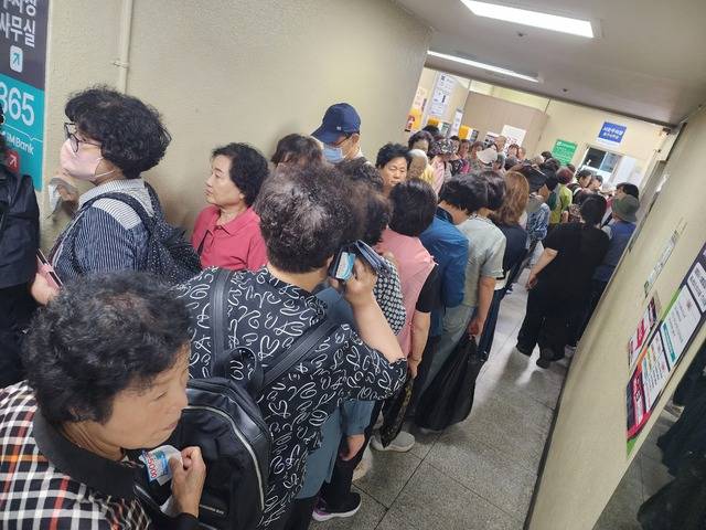 온누리상품권 환급헁사가 시작된 1일 서문시장을 찾은 시민들이 환급을 받기 위해 줄을 서 있다. 독자 제공