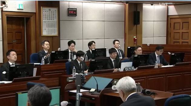 2일 서울 서초구 서울중앙지법에서 열린 윤석열 전 대통령의 내란 우두머리 혐의 재판에서 내란 특검 파견검사들이 검은 정장과 넥타이를 착용하고 있다. (사진=채널A 유튜브 화면 갈무리)