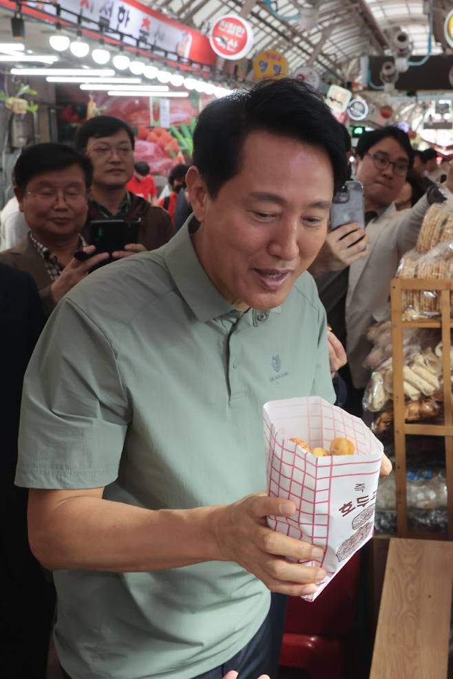 오세훈 서울시장이 추석 연휴를 앞둔 2일 서울 강서구 화곡동 남부골목시장을 찾아 상인들과 인사하고 있다. (사진=연합뉴스)