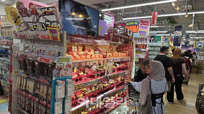 3일 일본 도코 메가돈키호테 시부야점 3층에서 소비자들이 티르티르 매대를 구경하고 있다. (사진=김지우 기자)