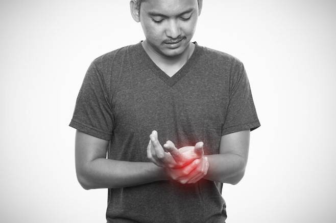 설명할 수 없을 정도의 극심한 통증이 특정 부위에 계속된다면 '복합부위통증증후군'을 의심해야 한다. 사진=게티이미지뱅크