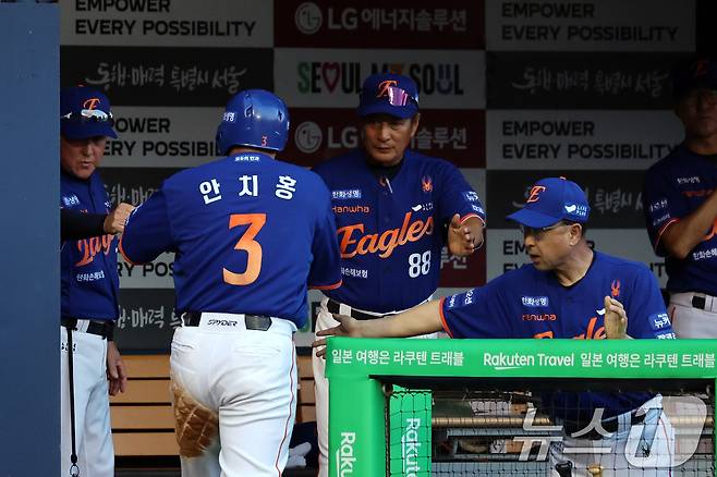10일 오후 서울 송파구 잠실야구장에서 열린 프로야구 '2025 신한 SOL뱅크 KBO 리그' 한화 이글스와 LG 트윈스의 경기 3회초 1사 2,3루상황에서 한화 손아섭 1타점 땅볼로 득점에 성공한 한화 안치홍이 김경문 감독과 하이파이브를 나누고 있다. 2025.8.10/뉴스1 ⓒ News1 황기선 기자