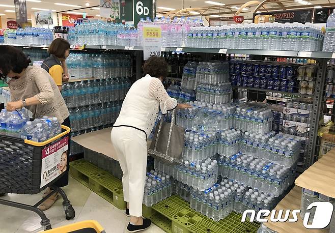 대구시 대형마트에서 시민들이 생수를 구입하기 위해 길게 줄을 서서 기다리고 있다. ⓒ News1 공정식 기자