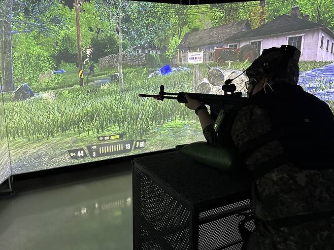 예비군이 VR 기반 영상모의 사격훈련을 실시하며 실제 전장과 유사한 환경 속에서 사격술과 전투 감각을 숙달하고 있다.(육군 2작전사 제공)