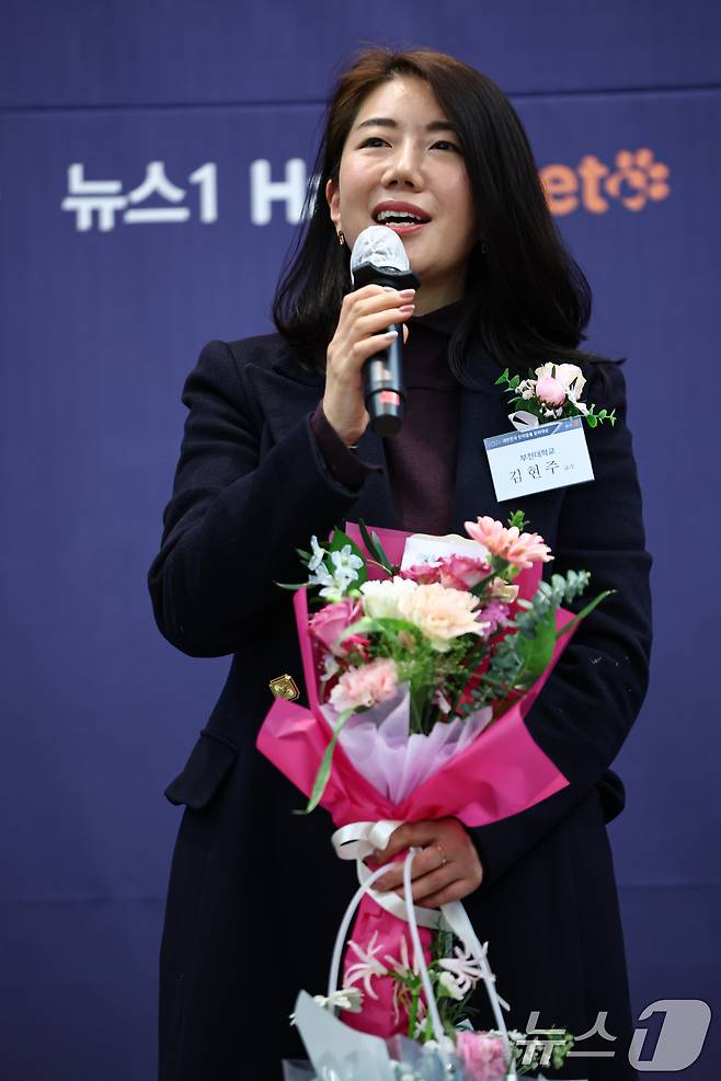 김현주 부천대학교 교수가 9일 열린 '2024 대한민국 반려동물 문화대상'에서 수상 후 소감을 밝히고 있다. 2024.12.9/뉴스1 ⓒ News1 김도우 기자