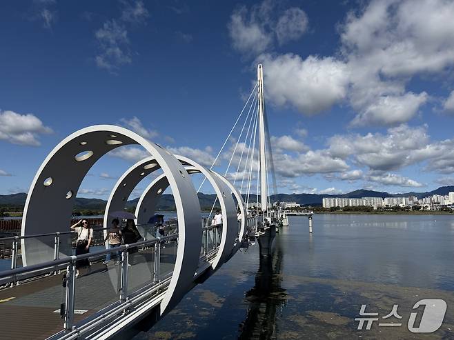 추석 연휴 엿새째인 8일 관광객들이 춘천 소양강스카이워크를 걸으며 추억을 남기고 있다.2025.10.8 한귀섭 기자
