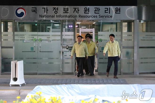 윤호중 장관이 8일 국정자원 화재 현장을 점검한 뒤 언론 브리핑을 위해 건물 외부로 나오고 있다.2025.10.8/뉴스1