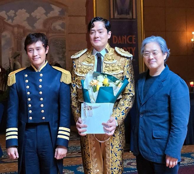 영화 ‘어쩔수가 없다’의 박찬욱 감독과 주연 이병헌과 함께. 사진|김형묵SNS