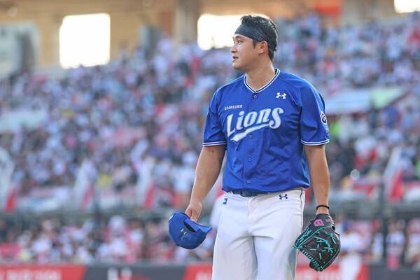 삼성 투수 최원태가 지난 8월 10일 수원 KT전에서 이닝 종료 후 야수들을 기다리고 있다. 사진 | 삼성 라이온즈