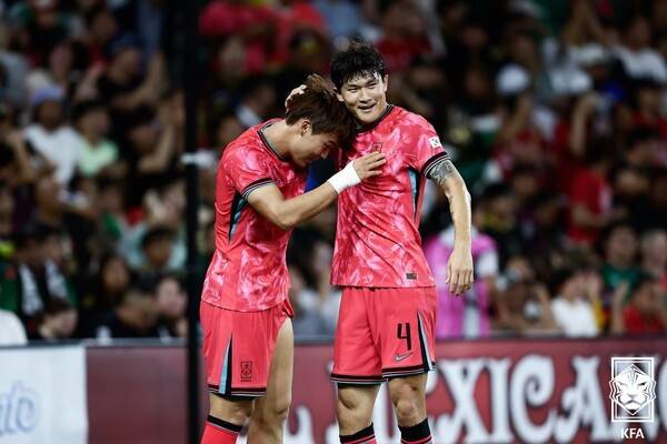 대표팀 수비의 핵 김민재(사진 우측). /사진=KFA