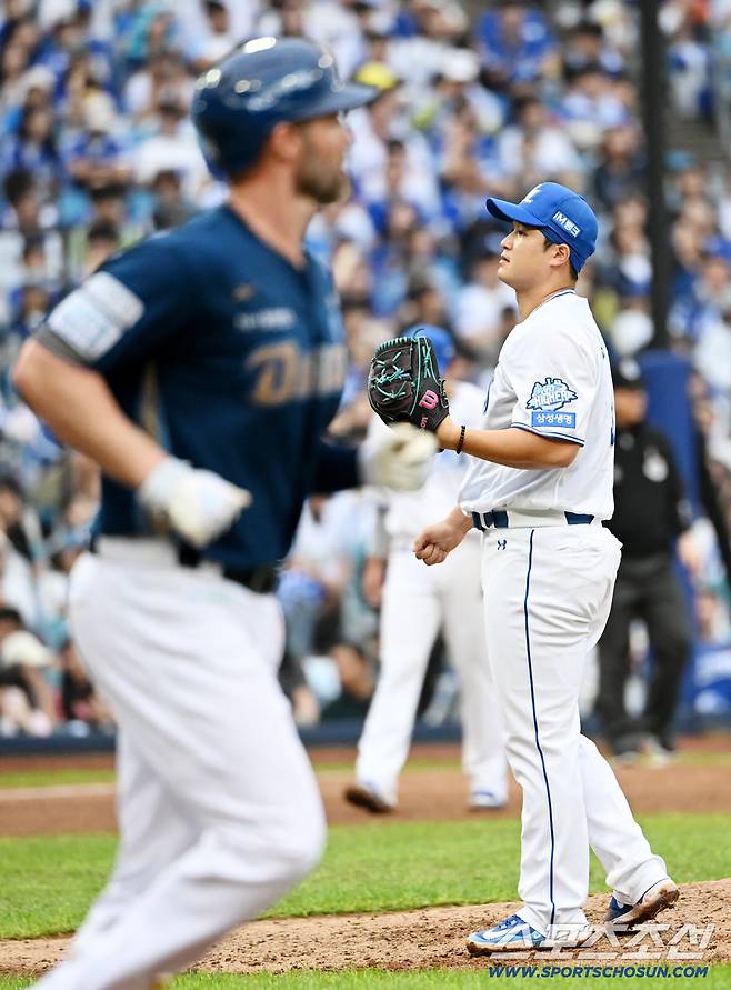 6일 대구 삼성라이온즈파크에서 열린 NC와 삼성의 와일드카드 1차전, 7회초 삼성 최원태가 NC 데이비슨을 사구로 내보내고 있다. 대구=허상욱 기자wook@sportschosun.com/2025.10.06/