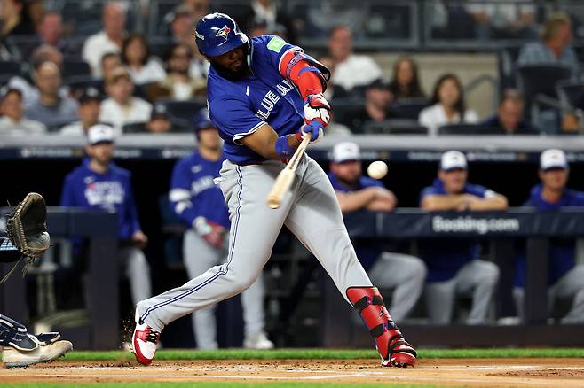 블라디미르 게레로 주니어가 1회초 좌중월 투런포를 터뜨리고 있다. AFP연합뉴스