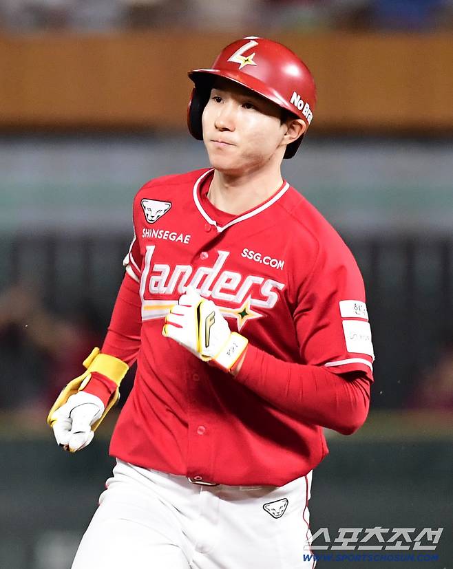 1일 인천 SSG랜더스필드에서 열린 KBO리그 SSG와 한화의 경기. 1회말 SSG 선두타자 박성한이 한화 폰세를 상대로 선제 솔로홈런을 날렸다. 그라운드를 돌고 있는 박성한. 인천=송정헌 기자songs@sportschosun.com/2025.10.01/