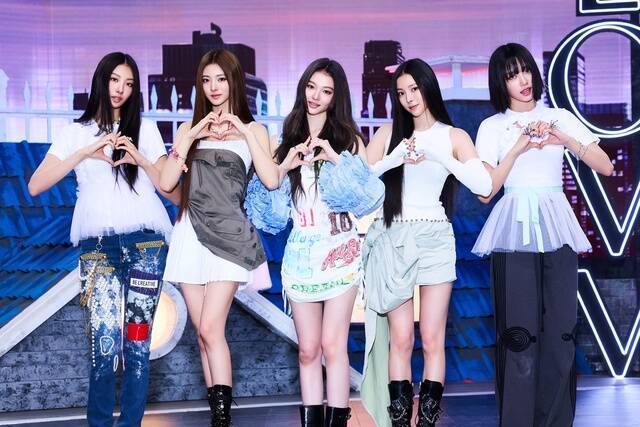 <더팩트>가 추천하는 미야오의 'HANDS UP'은 활력을 주는 비타민 같은 곡이다. 브라질리언 펑크(funk) 장르의 현란한 리듬과 독특한 신스 사운드가 어우러져 축 늘어질 때 'HANDS UP'을 하게 만든다. /더블랙레이블