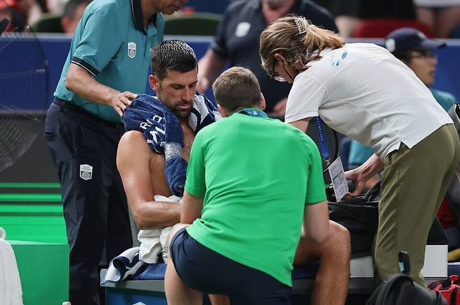 상하이 마스터스 16강전에서 컨디션 난조로 벤치에 앉아서 처치를 받고 있는 노박 조코비치