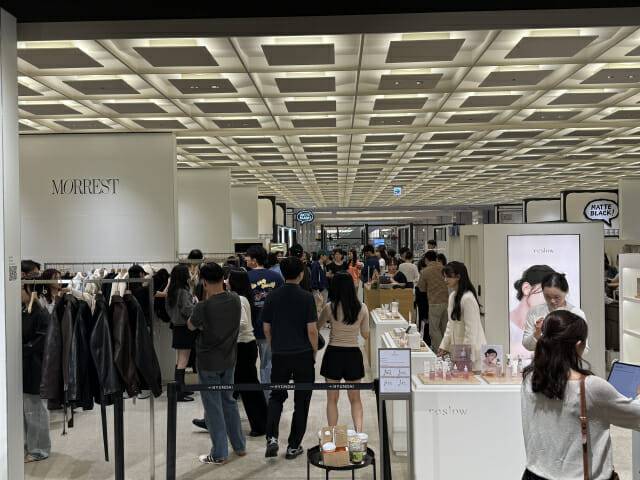 여성복 브랜드 베니토 팝업에 방문하기 위해 현대백화점 판교점에 수천명의 사람이 모였다. (사진=베니토)