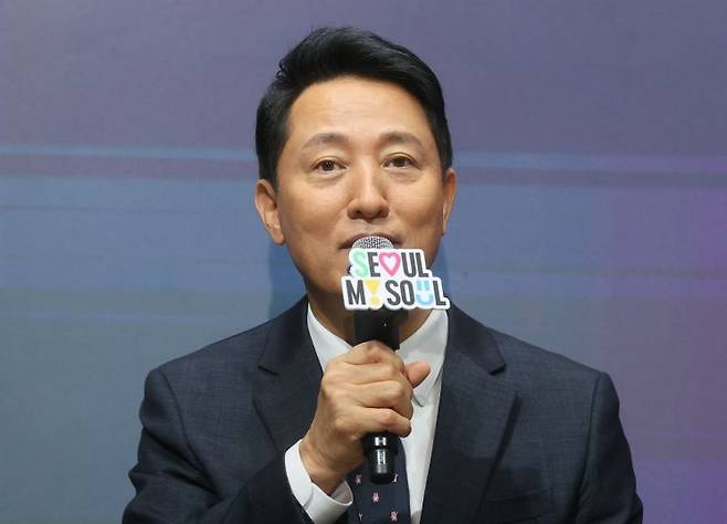 오세훈 서울시장이 지난달 15일 서울시청 대회의실에서 열린 서울 명예시장 위촉식 및 토크콘서트에서 말하고 있다. 연합뉴스