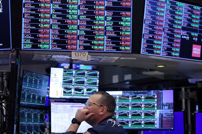 미국 뉴욕증권거래소(NYSE)에서 한 트레이더가 거래소 내부에서 업무를 보고 있는 모습. /조선DB