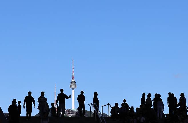 추석연휴 엿새째인 8일 서울 용산구 국립중앙박물관을 찾은 시민들이 맑게 갠 하늘을 바라보고 있다. /뉴스1