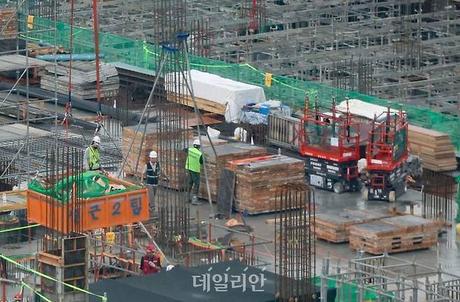 서울 시내 한 공사현장에서 근로자들이 업무를 하고 있다. ⓒ뉴시스