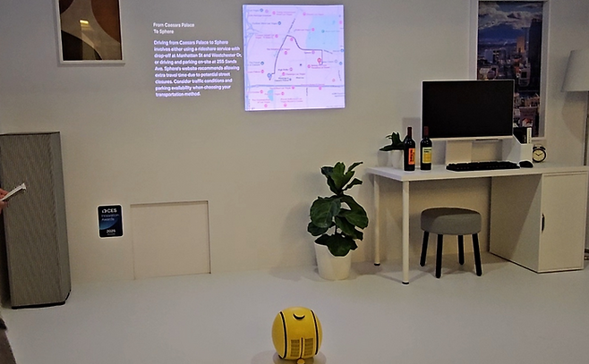 올해 1월 5일(현지시간) 미국 라스베이거스에서 진행된 '삼성 퍼스트 룩 2025' 행사에 전시된 삼성전자의 집사 로봇 볼리가 벽에 프로젝터 화면을 띄우고 있다. ⓒ데일리안DB