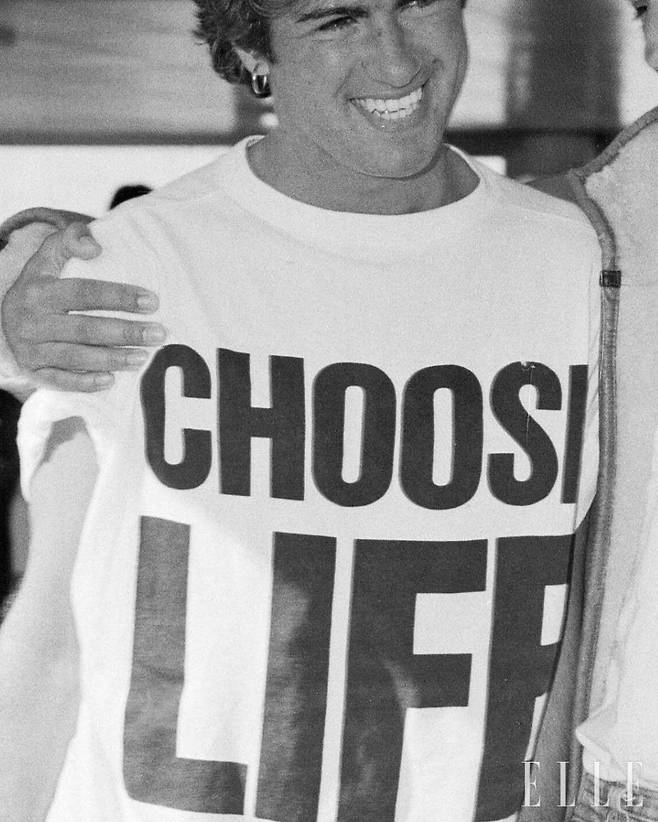 팝 듀오 왬!이 입었던 ‘CHOOSE LIFE’ 티셔츠 역시 캐서린 햄넷의 작품이다.