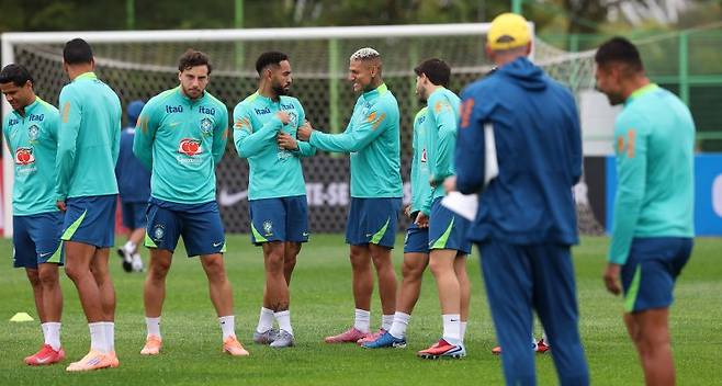 대한민국 축구대표팀과 평가전을 앞둔 브라질 축구대표팀의 히샤를리송 등 선수들이 지난 7일 경기 고양시 고양종합운동장 보조경기장에서 훈련에 참여하고 있다. 뉴시스