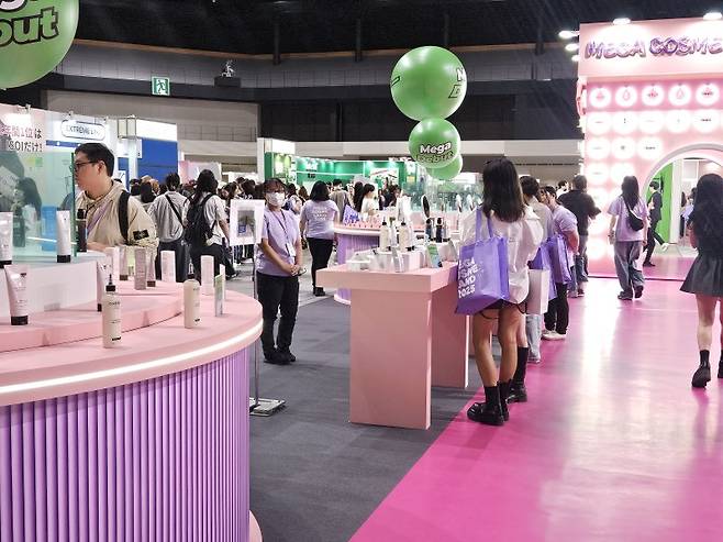 지난 4일 일본 도쿄 아리아케 체조경기장에서 열린 '메가 코스메 랜드 2025' 현장이 젊은 관람객들로 붐비고 있다. 사진=이정화 기자