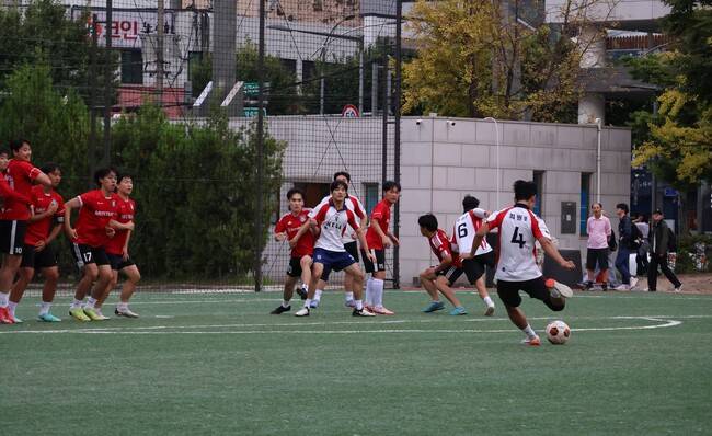 [사진 = HUFSPORTS] HESA 최원준이 후반 추가 시간 극장 동점골을 성공시킨 프리킥을 차고 있다