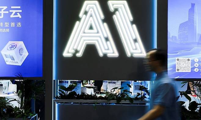 지금까지 개인과 조직의 시장·효율·경쟁·지대추구 사회경제에서 이제 인공지능(AI)으로 연결되는 상호의존적 경제는 ‘좋은 삶’이라는 질문을 던지고 있다. 2025년 7월 중국 상하이에서 열린 ‘세계인공지능대회’ 전시장을 한 관람객이 방문하고 있다. REUTERS