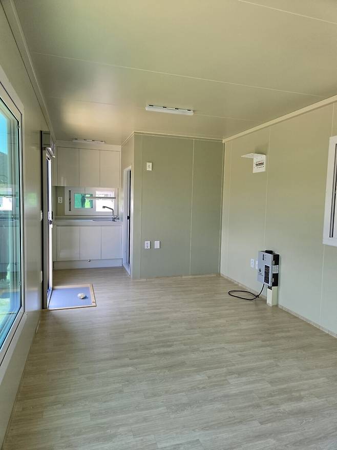 실내. 우리 농막은 같은 구조이지만 전면이 통창이 아니고 신발받이가 없는 등 약간의 차이는 있다. ㅎ 하우징 제공