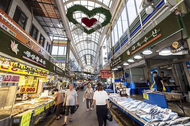 공항시장에서 약 2㎞ 떨어진 방화동 ‘방신시장’은 조선시대에 포목점을 중심으로 상권이 형성된 곳이다. 여러 변화를 거쳐 현재까지도 지역 주민들에게 사랑받고 있다.