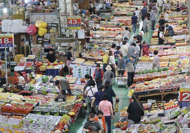 9월 30일 부산 해운대구 반여농산물도매시장에서 시민들이 선물·제수용 과일을 고르고 있다.연합뉴스