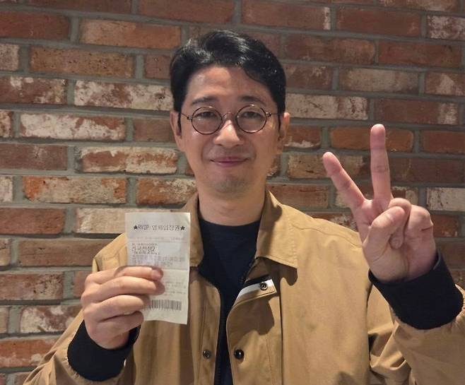 주진우 국민의힘 의원이 ‘건국전쟁2‘ 관람 티켓을 들고 브이(V) 포즈를 취하고 있다. (본인 페이스북)