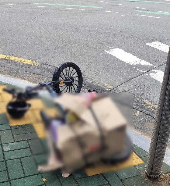 지난 4일 오전 11시 13분 부산 북구 만덕동의 교차로에서 전기자전거를 타던 70대 남성이 화물차에 치여 숨졌다. 사진 부산경찰청