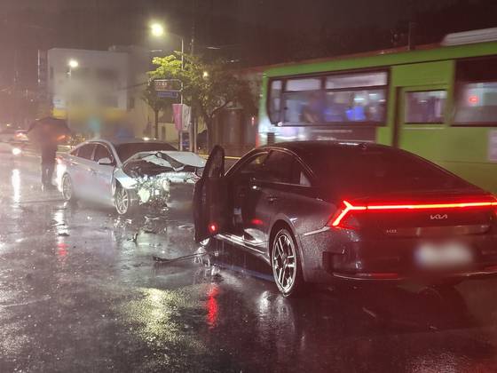 지난 3일 오후 10시 9분 부산 북구 덕천동 3차로 도로에서 음주운전 차량이 역주행해 택시를 들이받았다. 이 사고로 택시기사 1명과 승객 1명이 다쳤다. 사진 부산경찰청