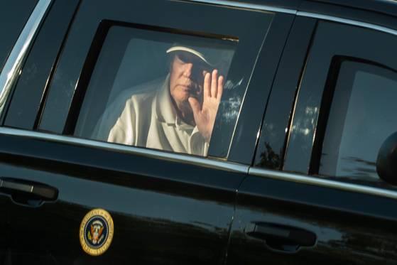 도널드 트럼프 대통령이 지난 4일(현지시간) 버지니아주 스털링의 트럼프 내셔널 골프클럽을 떠나며 손을 흔들고 있다. AP=연합뉴스